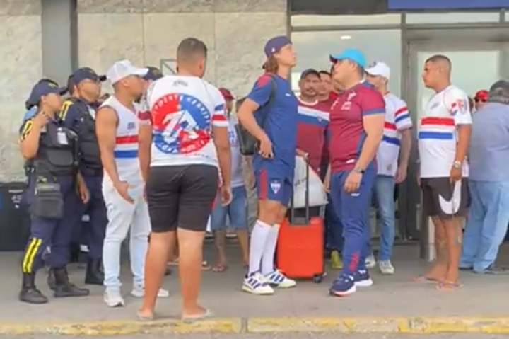 Torcida do Fortaleza protesta em chegada do time.