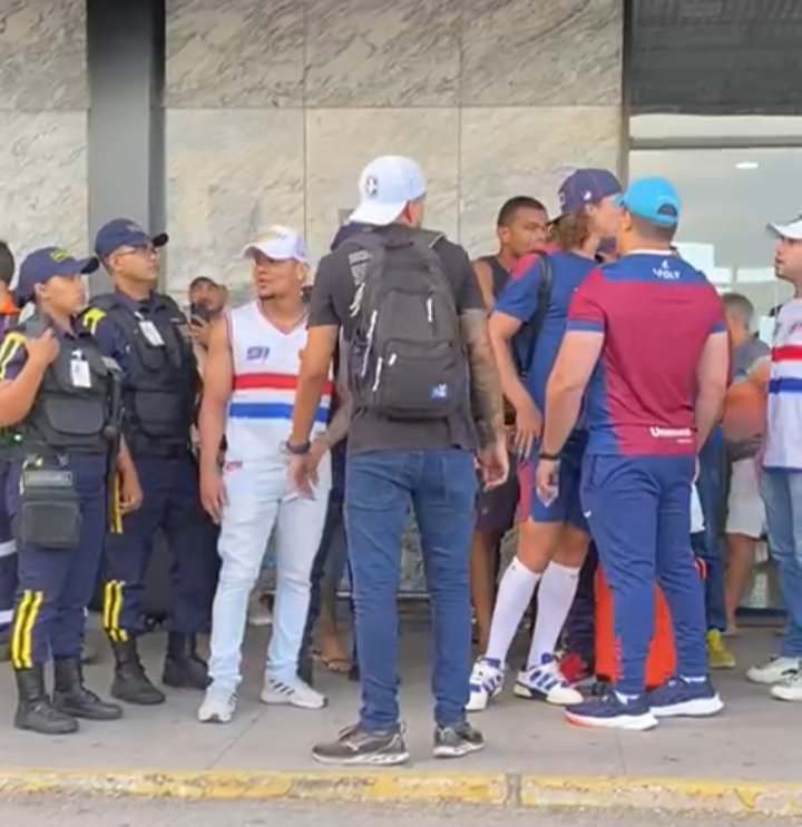 Torcida do Fortaleza protesta em chegada do time.