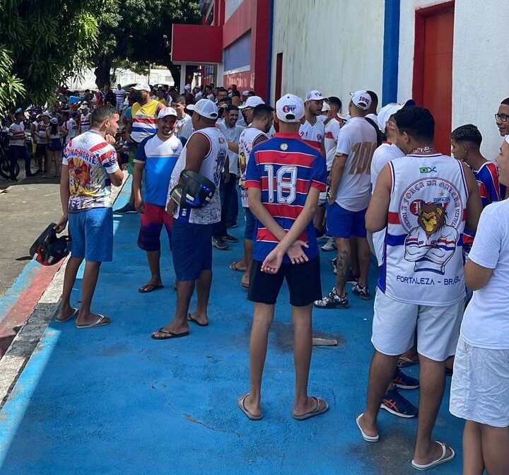 Protesto da torcida do Fortaleza no Pici