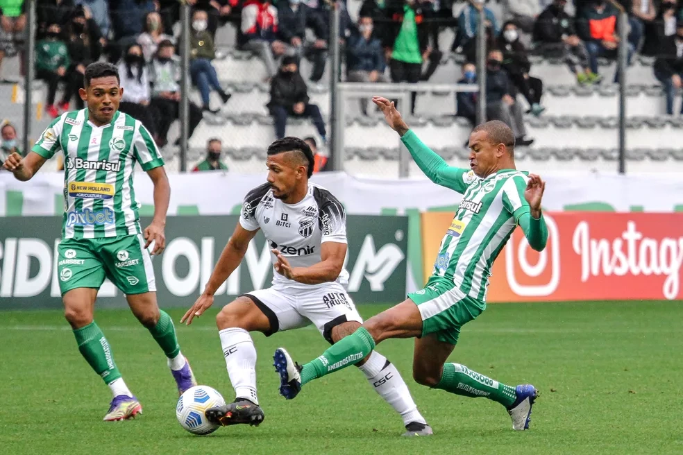 Fernando Sobral, volante do Ceará, em ação contra o Juventude-RS, pela Série A 2022 / Juventude x Ceará