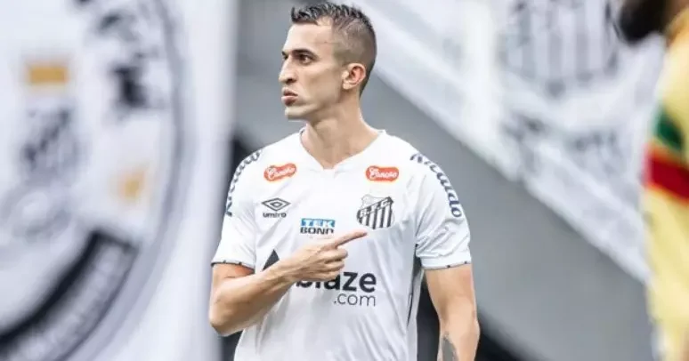 João Schmidt, volante do Santos