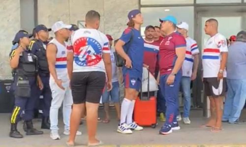 Torcida do Fortaleza protesta em chegada do time.