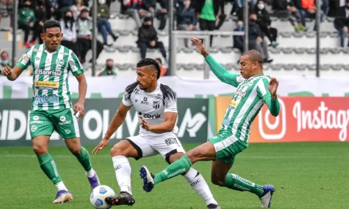 Fernando Sobral, volante do Ceará, em ação contra o Juventude-RS, pela Série A 2022 / Juventude x Ceará