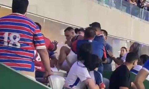 Moisés discute com torcedores do Fortaleza após eliminação na Copa do Brasil